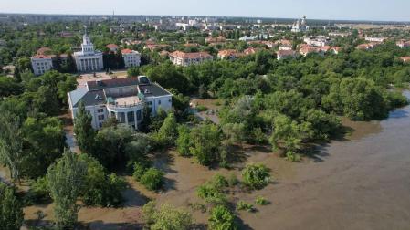 Imagen de las inundaciones en Nueva Kajovka, ciudad ocupada donde hay un gobierno instalado por Moscú, tras la destrucción este martes de una de las mayores y más importantes presas de Ucrania