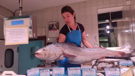Espe Arizkuren, de pescadería La Kontxa, con la corvina de 20 kilos