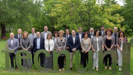 Los participantes en el encuentro entre los rectorados de la UPNA y la Universidad de Navarra posan en el exterior de los laboratorios de Tecnun