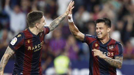 Roger Brugué (dcha.) celebra con un compañero uno de los dos goles que anotó contra el Albacete