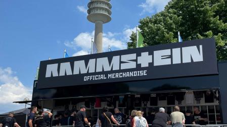Imagen de una tienda con productos de Rammstein
