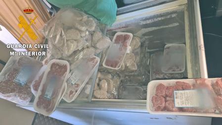 Carne intervenida por la Guardia Civil en un almacén de Pamplona