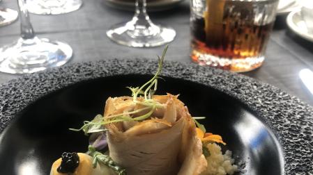 Este plato de esturión ahumado del Sella es uno de los platos que se pueden degustar.