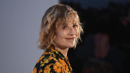 La actriz Isabelle Huppert posa en el photocall de la presentación de la película ‘Un blanco fácil’, en el Institut Français de Madrid