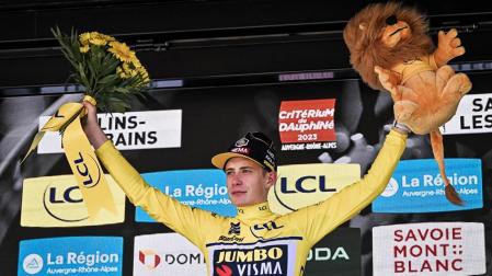 Jonas Vingegaard tras enfundarse el maillot amarillo del Criterium Dauphiné