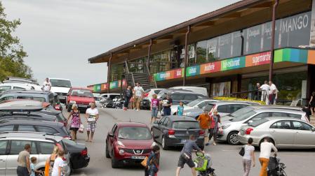 Uno de los edificios de Venta Peio que compagina supermercado, restaurante y tienda de modas en Dantxarinea.