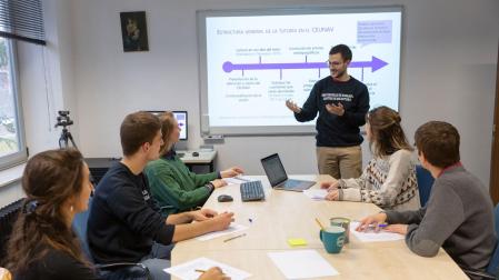 El Centro de Escritura de la Universidad de Navarra está formado por estudiantes de la Facultad de Filosofía y Letras y doctorandos colaboradores, además de por un comité asesor de profesores y por un grupo de asesores externos