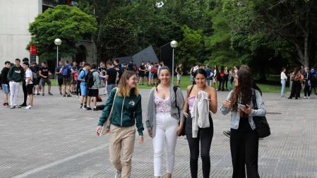 Cuatro jóvenes caminan en la UPNA en la primera jornada de exámenes de esta EvAU. Son mayoría tanto en la Selectividad como en la universidad