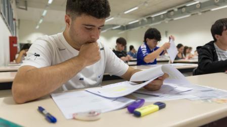 Estudiantes se enfrentan al primer examen de la EvAU de este 2023 en el campus de la UPNA en Tudela