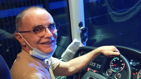 Enrique Pritsch posa al volante tras conducir varios kilómetros hasta el área de servicio de Valcarce