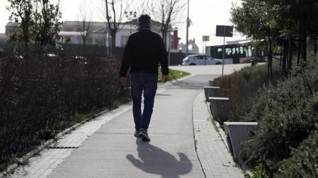 Una persona pasea por un parque