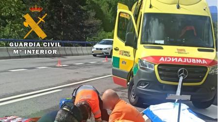 Efectivos sanitarios y de la Guardia Civil atienden el accidente
