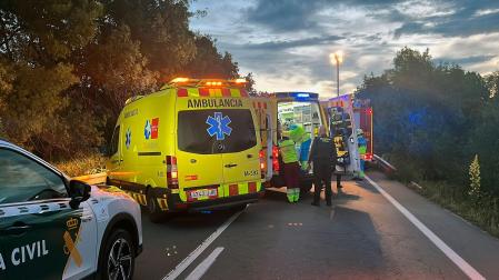 Guardia Civil y equipo de emergencia, en el lugar del accidente de tráfico ocurrido en Collado Villalba (Madrid)