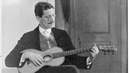 James Joyce toca la guitarra en una foto tomada en Triestre