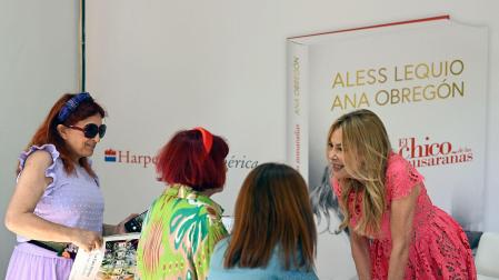 La actriz y empresaria Ana Obregón atiende a varias lectoras este domingo en la Feria del Libro de Madrid