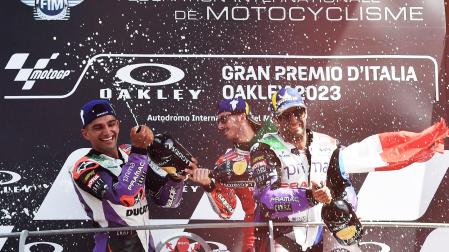 Francesco Bagnaia celebra su victoria en Italia junto a Jorge Martín y Johann Zarco
