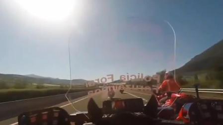 Motoristas de la Policía Foral conducen por una carretera navarra