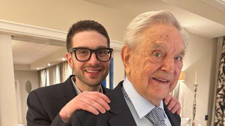 George Soros con su hijo Alexander en Múnich, Alemania