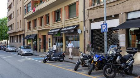 Plazas de motos y de movilidad reducida junto a tres establecimientos de hostelería de la calle García Castañón