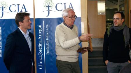 El gerente de la clínica de Alsasua, Ángel Gardachal; el psiquiatra Víctor Madoz; y el presidente de la Fundación Felipe Lecea-Josefina Arrergui, Joseba Arregui.