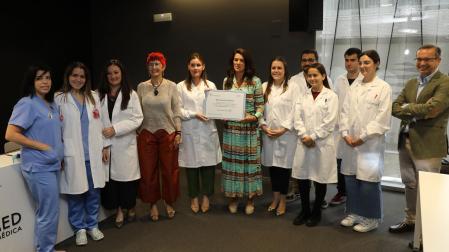 Eva Jorver García (quinta por la izquierda), entre Santos Induráin y Rita Casas (Roche Farma) con parte del grupo de Cardiología Traslacional de Navarrabiomed