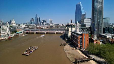 Vista aérea de varias embarcaciones por el Támesis en Londres