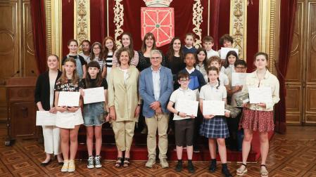 La consejera Gómez y Gil Sevillano, con personal docente y alumnado premiado