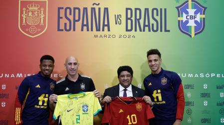El presidente de la Federación Brasileña de Fútbol (CBF), Ednaldo Rodrigues, el presidente de la Real Federación de España de Fútbol, Luis Rubiales, y los delanteros de la selección española Ansu Fati y Rodrigo Moreno durante la presentación del partido contra el racismo entre España y Brasil