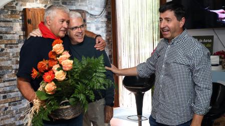 Patxi Rodríguez (presidente de la Asociación de Txistularis), que recibió un homenaje en la presentación, junto a Iñaki Redín y Juanma Garro (responsable de prensa y presidente de Lacturale)