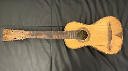 La guitarra Armendáriz, una joya barroca fabricada en Navarra que estos días se expone en Madrid