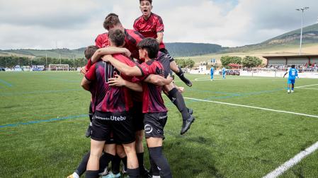 Los jugadores del Subiza celebran su gol anotado ante El Palo en la final del playoff de ascenso a la Segunda RFEF.