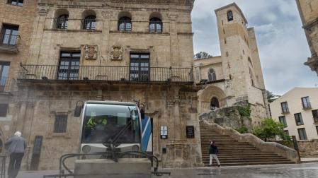 Un momento de la limpieza viaria realizada estos días en el barrio monumental de Estella
