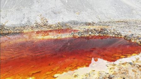 Agua contaminada procedente de los terrenos mineros de San Quintín (Ciudad Real).