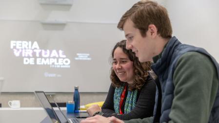 La Universidad organiza eventos de reclutamiento, como su Feria Virtual de Empleo, para ayudar a sus estudiantes y recién graduados con su desarrollo profesional