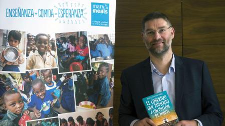 Fotografía de archivo del 19 de febrero de 2017 de Magnus MacFarlane-Barrow, escritor británico y fundador de la ONG Mar's Meals, dedicada a ofrecer comida diaria a niños durante el curso escolar en algunos de los países más pobres del mundo, que ha sido distinguida este miércoles con el Premio Princesa de Asturias de la Concordia 2023