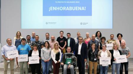 Representantes de las diez entidades sociales, junto a sus padrinos, recibieron sus cheques de manos del presidente de Volkswagen Navarra, Michael Hobusch, y de Patricia Pérez, representante del comité de empresa