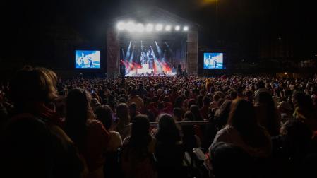 Concierto de Lola Índigo en la plaza de los Fueros durante los anteriores Sanfermines