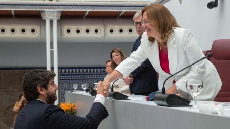 El presidente en funciones de la Comunidad de Murcia, Fernando López Miras, felicita a la nueva presidenta de la Asamblea Regional de Murcia Visitación Martínez