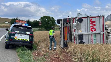 Un camión se sale de la vía y vuelca en la NA-129 en Estella