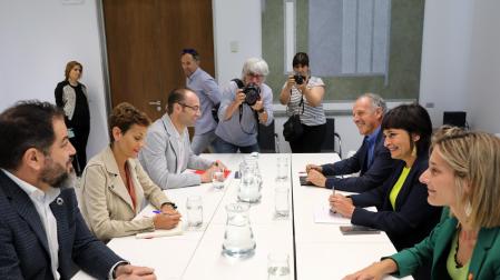 Imagen de la reunión que mantuvieron el PSN y EH Bildu en el Parlamento de Navarra. De izda. a dcha.: Ramón Alzórriz, María Chivite y Jorge Aguirre, del PSN, y Adolfo Araiz, Laura Aznal y Miren Zabaleta, de EH Bildu