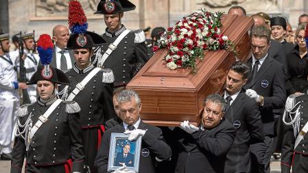 Adiós multitudinario a Berlusconi en Milán
