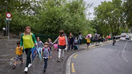 Los escolares salen de Corralillos por el puente de Curtidores en dirección al colegio