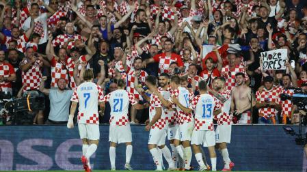 Los jugadores croatas celebran con su afición uno de los cinco goles a los Países Bajos