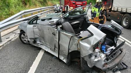 Estado del vehículo tras el accidente en la carretera de la N-121-A
