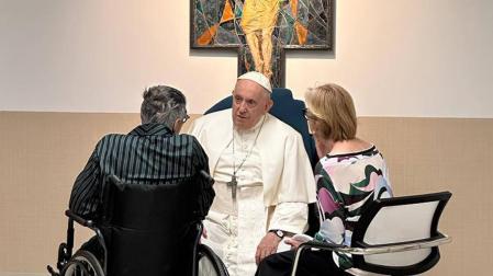 El papa Francisco conversa con un paciente y una acompañante mientras visita este jueves el departamento de oncología y neurocirugia pedriática del hospital Gemelli de Roma