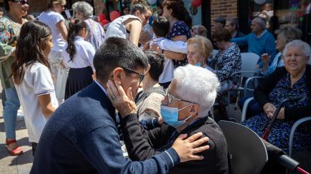 Fotos de la concentración por el buen trato a las personas mayores en Burlada./