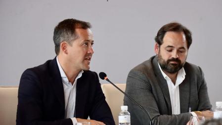 Carlos Velázquez (izquierda) será el nuevo alcalde de Toledo tras el acuerdo alcanzado por PP y Vox