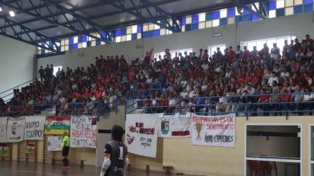 Noe Alfaro, guardameta del Cintruénigo, de espaldas con la grada del polideportivo al fondo