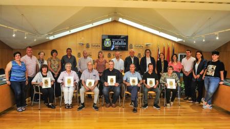 La corporación en funciones de Tafalla junto a los funcionarios y funcionarias jubilados a los que tributaron un homenaje