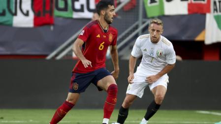 El navarro Mikel Merino trata de regatear a Frattesi, futbolista de Italia, durante las semifinales de la Liga de las Naciones